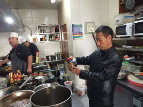 規范餐飲服務助推首府三城同創——市區兩級市場監管局聯合檢查回民區餐飲單位